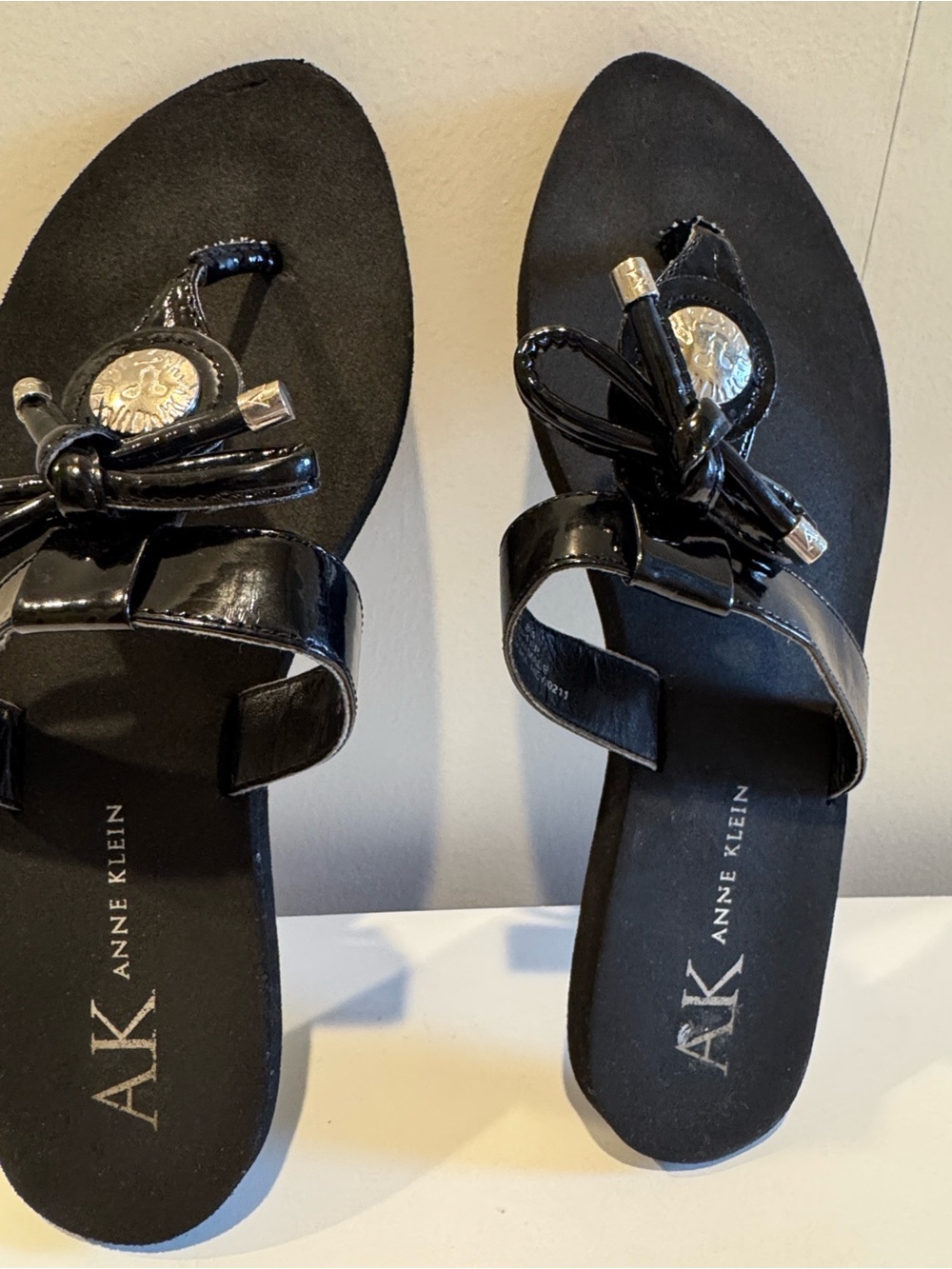 Anne Klein 8 Black Patent Bow Thong Sandals with Logo Medallion